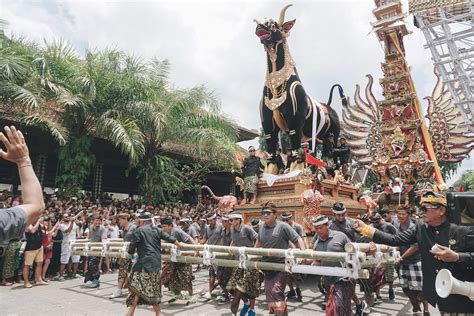 Sarana Hindu Bali Simbolisasi Dan Makna Wadah Bade Dan Lembu