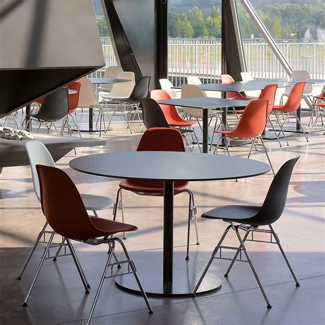 The eames chair is a design classic made by charles and ray eames. Vitra Eames Plastic Side Chair DSS-N | Stoel - Workbrands
