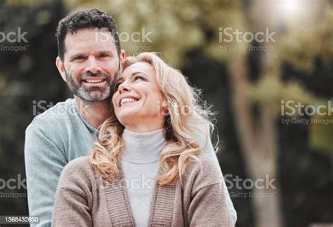 사진 의 A 애정 성숙한 부부 서 외부 커플에 대한 스톡 사진 및 기타 이미지 커플 중년 커플 활력 Istock
