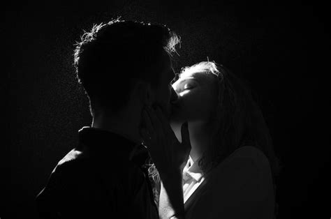 Silueta En Blanco Y Negro De Una Pareja Besándose Foto Premium