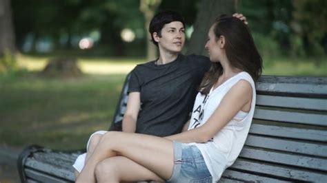 Deux Filles Lesbiennes Se Relaxant Dans Le Parc Sur Un Banc Vidéos