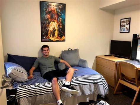 how to decorate a guy s dorm room 23 simple and easy ideas