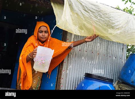 Mongla Bangladesh Th Septembre Une Femme Recueille De L Eau De Pluie En Utilisant Une