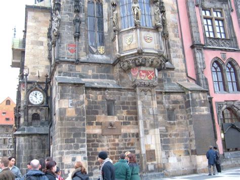 Na staroměstském náměstí v praze postupně pohovořili mimo jiných i europoslanec ivan david, historička marie neudorflová, spisovatelka lenka procházková, komentátoři současného dění josef skála a petr hampl a za organizátory třeba eva novotná. Galerie Poprava 27 pánů roku 1621 - Proč bylo popraveno 27 ...