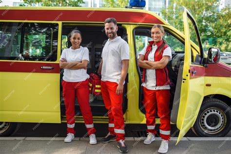 les ambulanciers paramédicaux au travail avec une ambulance infirmière paramédicale et médecin d