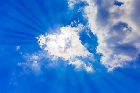 Cielo Azul Brillante Con Las Nubes Imagen De Archivo Imagen De Fondo