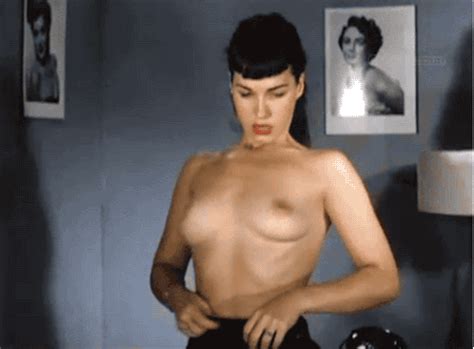 Celeb Gifs Uncensored Betty Gilpin Sexy Gifs From Nurse Sexiz Pix