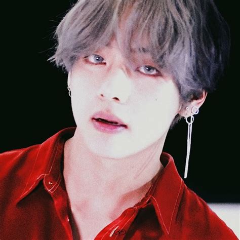 completed tentang kim taehyung yang jatuh cinta dengan gadis jeon, si pemilik cafe tempat dirinya berteduh saat hujan sepulang kerja di hari senin, ditambah kebaikan hati si gadis jeon yang membuatnya semakin. kim taehyung, bts. | Taehyung, Kim taehyung, Gray aesthetic