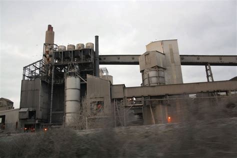 Lafarge Aberthaw cement works © Roger Templeman cc-by-sa/2.0