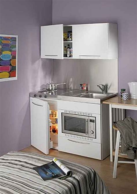 En este sentido, si queremos aportar profundidad a los espacios pequeños, los armarios de cocina y estantes colgados nos ayudarán en nuestro objetivo al dejar zonas de la pared a la vista. Cocinas pequeñas para espacios reducidos | Casa | Cocinas ...