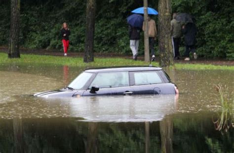 Extreme unwetterwarnungen vor ergiebigem dauerregen sind. Unwetter in Stuttgart und Region: Regenmassen überfluten ...