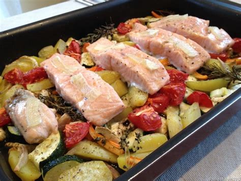 Lachs auf Gemüse im Ofen gebacken Rezept