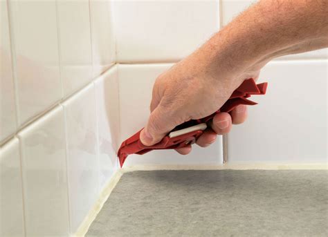 Here's how to caulk a bathtub so that you avoid problems of mildew and rot. How To Grout A Bathtub | Tyres2c