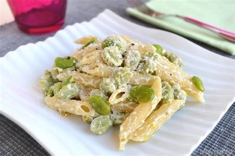 Come fare la zuppa di fave surgelate, ricetta con pancetta, comprendente pomodori e pane casareccio tostato. Ricette con i legumi - Gallerie di Misya.info