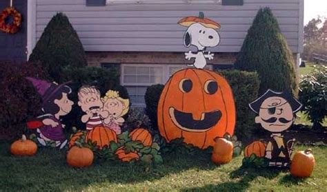 Halloween Decorations In Front Of A House With Peanuts And Charlie