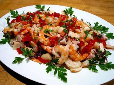 Se avete invitato amici e parenti per trascorrere insieme la sera della vigilia di natale ma non avete avuto tempo o voglia di cucinare piatti elaborati vi consigliamo di seguire le nostre ricette che vi aiuteranno a creare pietanze. Vigilia di Natale, antipasti raffinati al profumo di mare ...