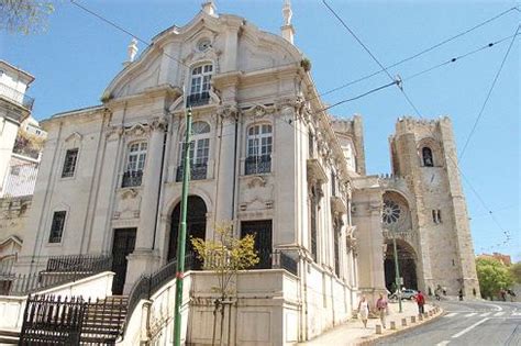Esta igreja está construída sobre a localização da casa natal do santo padroeiro de lisboa: La Iglesia Santo Antonio de Lisboa