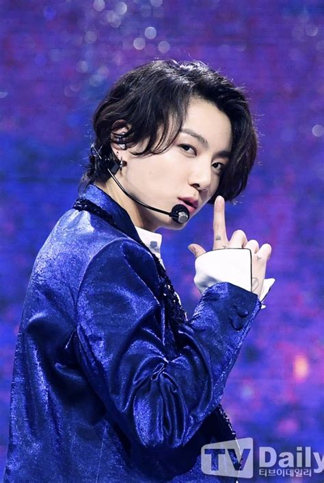 Foto jungkook fotos de suga mixtape w two worlds chicos bts actores actores coreanos chicas fotos lindas de parejas. BTS. Jungkook. Jungkook BTS gây thương nhớ với kiểu tóc ...