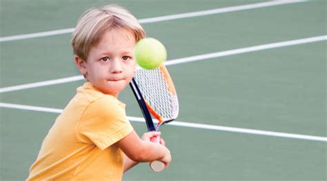 El juego con el balón y el desarrollo emocional, social e intelectual del niño. El "Mini tenis": una buena opción para los más pequeños | Ole Bebé