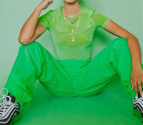 Baddie is an aesthetic primarily associated with instagram and beauty gurus on youtube that is centered around being conventionally attractive by today's beauty standards. 四象 DOLOCINE | Monochromatic fashion, Monochromatic outfit ...