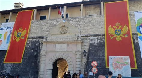 Crnogorska Zastava Se Ponovo Vijori Ispred Kotorskih Gradskih Vrata