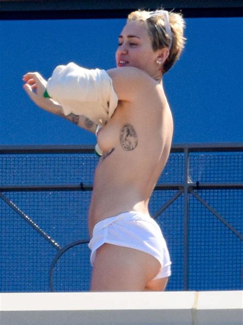 miley cyrus nua em topless on a hotel balcony in sydney