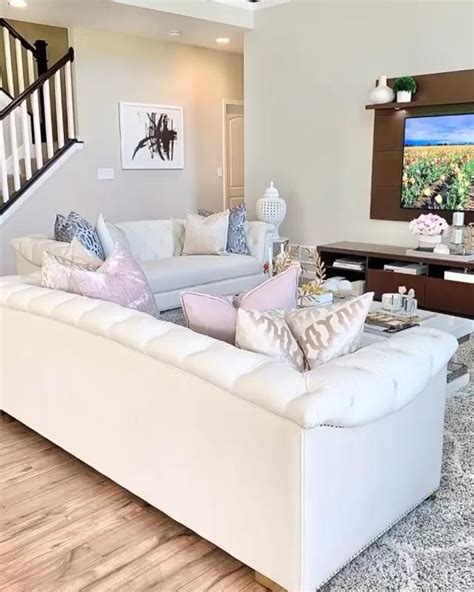 Neutral decor with a pop of color. [Video] | Living room style, Living