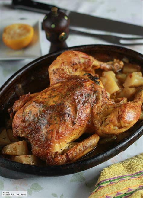 A continuación vamos a untar el pollo por dentro y por fuera con la mezcla de mantequilla; Pollo al horno de mi abuela