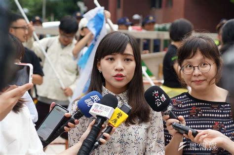 高雄罷免韓國瑜的二階連署 如火如荼的展開後 至今連署時間才過一半 不僅已經達成法定23萬份門檻 甚至超過50萬份 逼近第三階段罷免成功所需票. 「清捷隊最近比較認真」 黃捷酸罷免連署：鳳山的鳳不好寫，有人寫10次-風傳媒