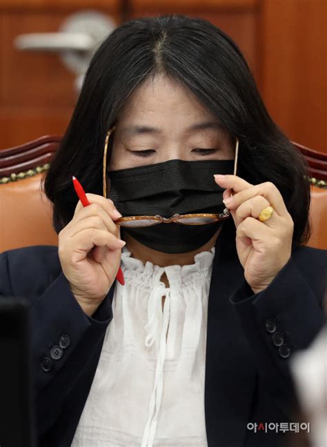 남동생에 집착하는 누나, 샤워할 때. 윤미향 판사 / '정의연 윤미향' 사건 담당 부장판사 사망… 경찰 ...
