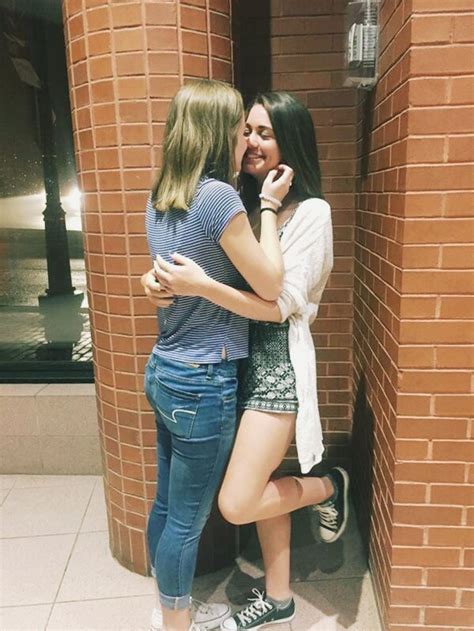 Lesbians Kissing Girls Kissing Lesbian Relationship Kelly Brook Lesbian Love Two Girls