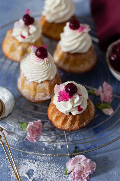 Mini Gugelhupf mit Mascarponecreme Tonka-Kirschen La Crema