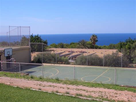 Die körbe sind 3,05 meter hoch an den beiden schmalseiten des spielfelds angebracht. "Basketballplatz" Sun Club Eldorado (Llucmajor ...