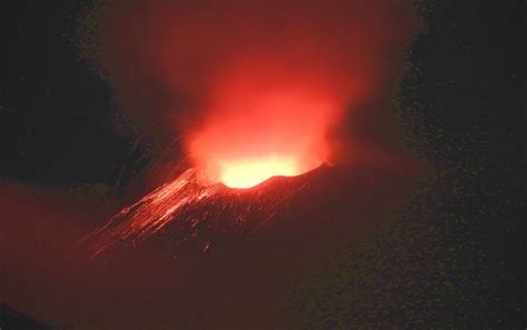 E' stato registrato il quattordicesimo evento parossistico sul vulcano dal 16 febbraio scorso, ancora una volta di notte. L'Etna torna a dare spettacolo: ancora un'eruzione dall ...