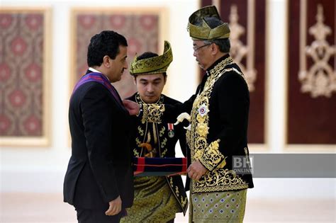 Tengku maimun, 60 tahun, yang dilantik memegang jawatan ketua hakim negara pada 2 mei lalu menerima darjah (p.m.n), diikuti ketua setiausaha. Istiadat Pengurniaan Darjah Kebesaran, Bintang dan Pingat ...
