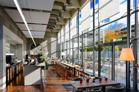Depuis janvier 2015, le restaurant propose également un service le midi : La City, restaurant sur le toit de la Grande Arche de la ...