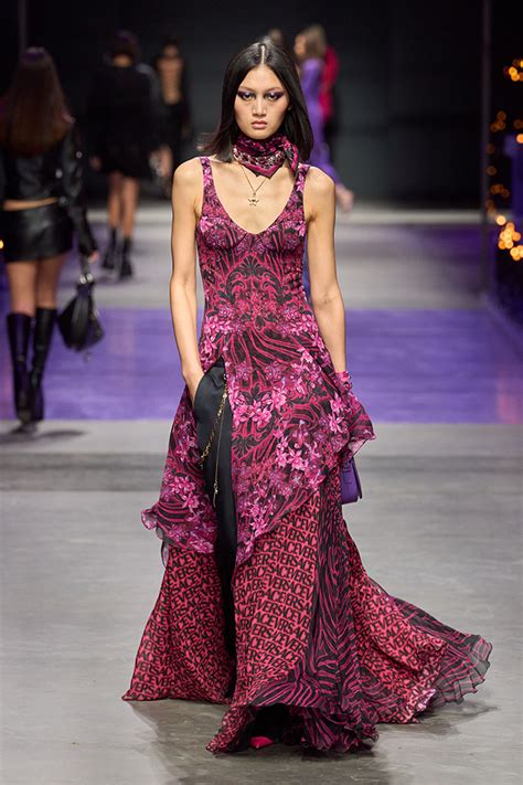 Vogues Best Looks From The Versace Springsummer 2023 Show