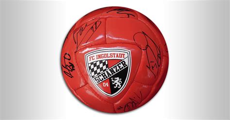 Informieren sie sich zur mannschaft und aktuellen geschehnissen rund um den verein aus ingolstadt! FC Ingolstadt 04 - Ball von der Mannschaft signiert