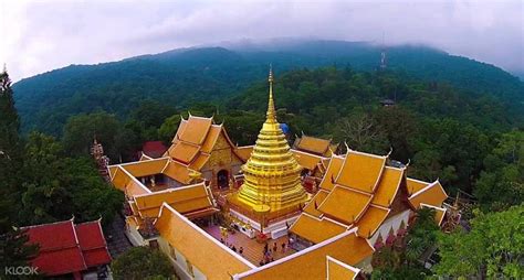 Take a personalized and private trip to the most sacred temple in chiang mai and the famous bua tong sticky waterfall.tour highlight : Temple Wat Phra That Doi Suthep de Chiang Mai, Thaïlande