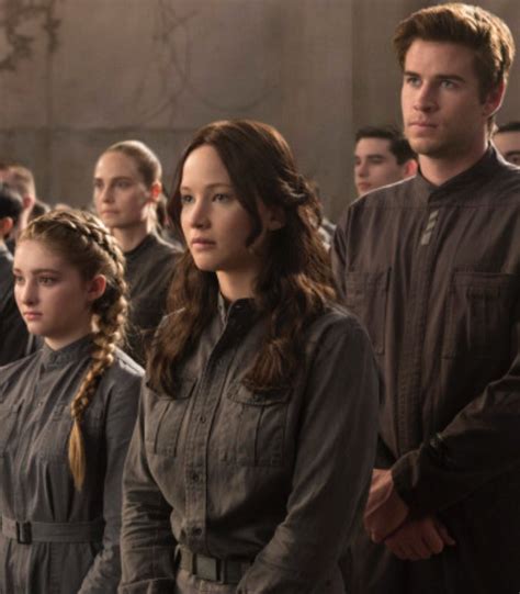 Katniss everdeen, una joven de dieciséis años, decide sustituir a su hermana en los juegos; Juegos Del Hambre Peliculas Orden : Brandon cyrus, donald ...
