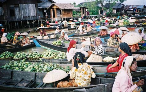 Keberagaman ekonomi adalah perbedaan tingkat ekonomi pada suatu masyarakat. Kegiatan Ekonomi: Pengertian, Pelaku, dan Tujuan ...