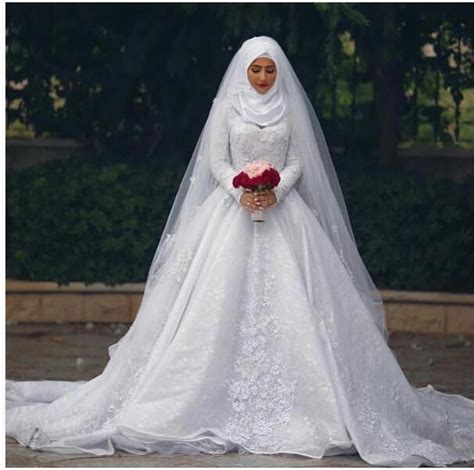 2017 Elegant Muslim Dubai Wedding Dress Pearls Lace Up Arabic Wedding