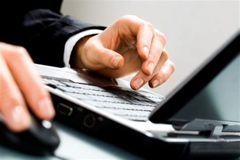 Le télétravail permet au salarié de travailler en dehors de l'entreprise, en utilisant les technologies de l'information et de la communication (tic). teletravail traduction offres
