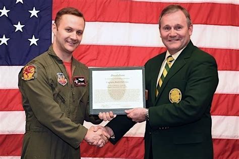 Fighter Pilot Who Executed Landing Without Wheels Or Canopy Earns