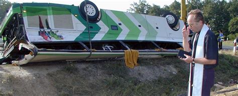 A(z) buszbaleset című videót robot nevű felhasználó töltötte fel a(z) járművek kategóriába. Tragikus buszbaleset Balatonszentgyörgynél, 20 halott ...