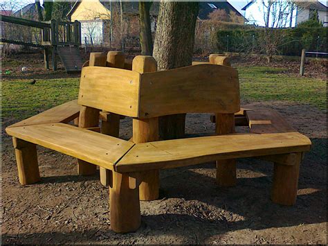 In der regel umschließt sie einen baumstamm und dient als sitzgelegenheit und erholungsoase. Baumbank, Rundbank massiv aus Holz / Eiche, Robinie