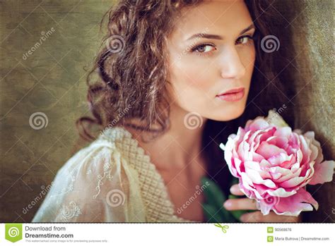 Het Sensuele Sexy Mooie Krullende Meisje Met Bloemen Sluit Omhoog