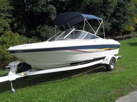 Back row seat has tear (see picture). 2001 BAYLINER 185 CAPRI BOWRIDER - Bayliner 2001 for sale