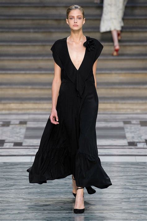 Victoria Beckham Spring Ready To Wear Collection Runway Looks Beauty Models And Reviews