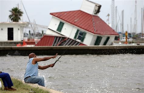 A Look Back 32 Harrowing Photos Of The Hurricane Katrina Aftermath